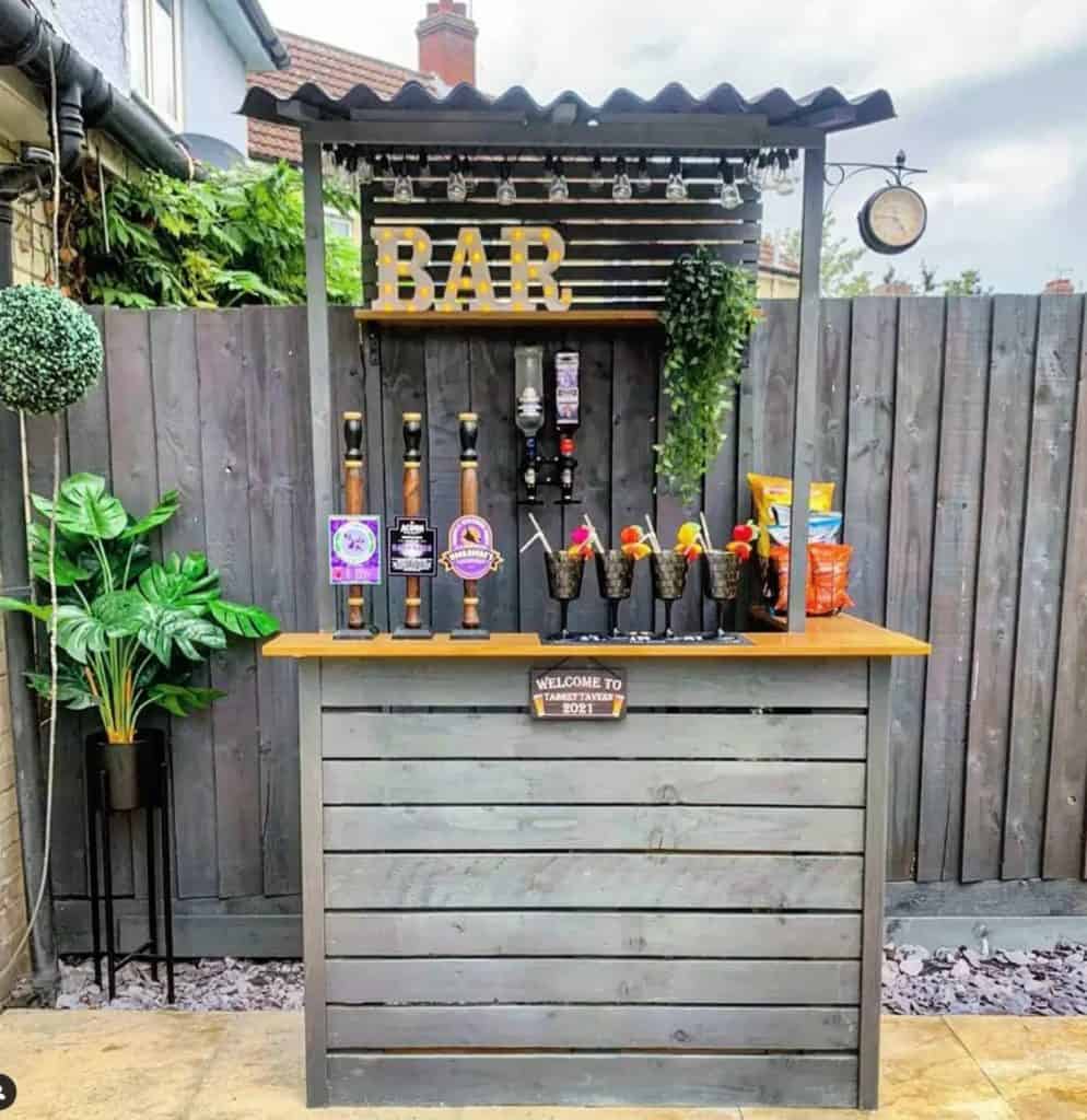 Pallet Bar With Roof